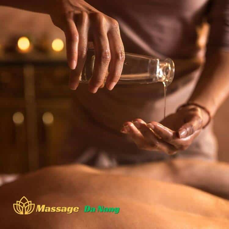 Tinh dầu massage đóng vai trò quan trọng trong liệu pháp Lingam Massage 